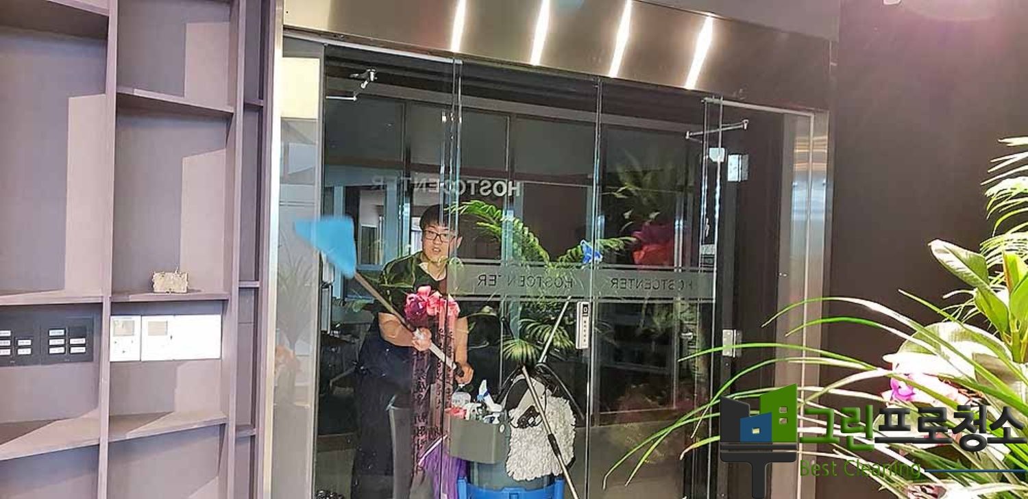 깔끔하게 정리된 청소 완료 사무실 전경