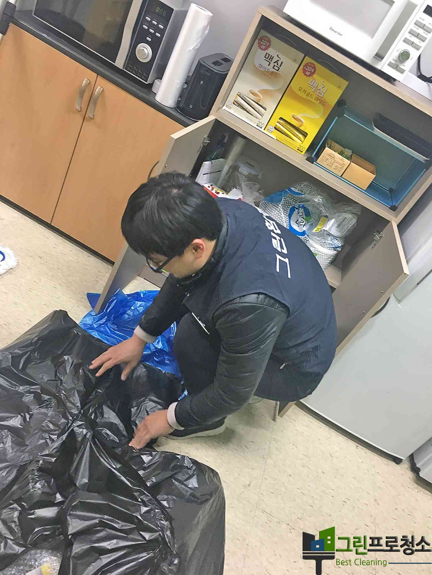 사무실 앉아서 업무하는 사진