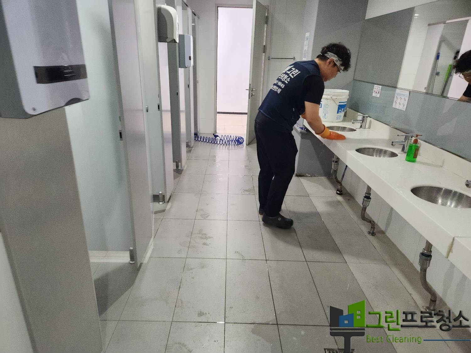 환기시스템 청소 작업 모습