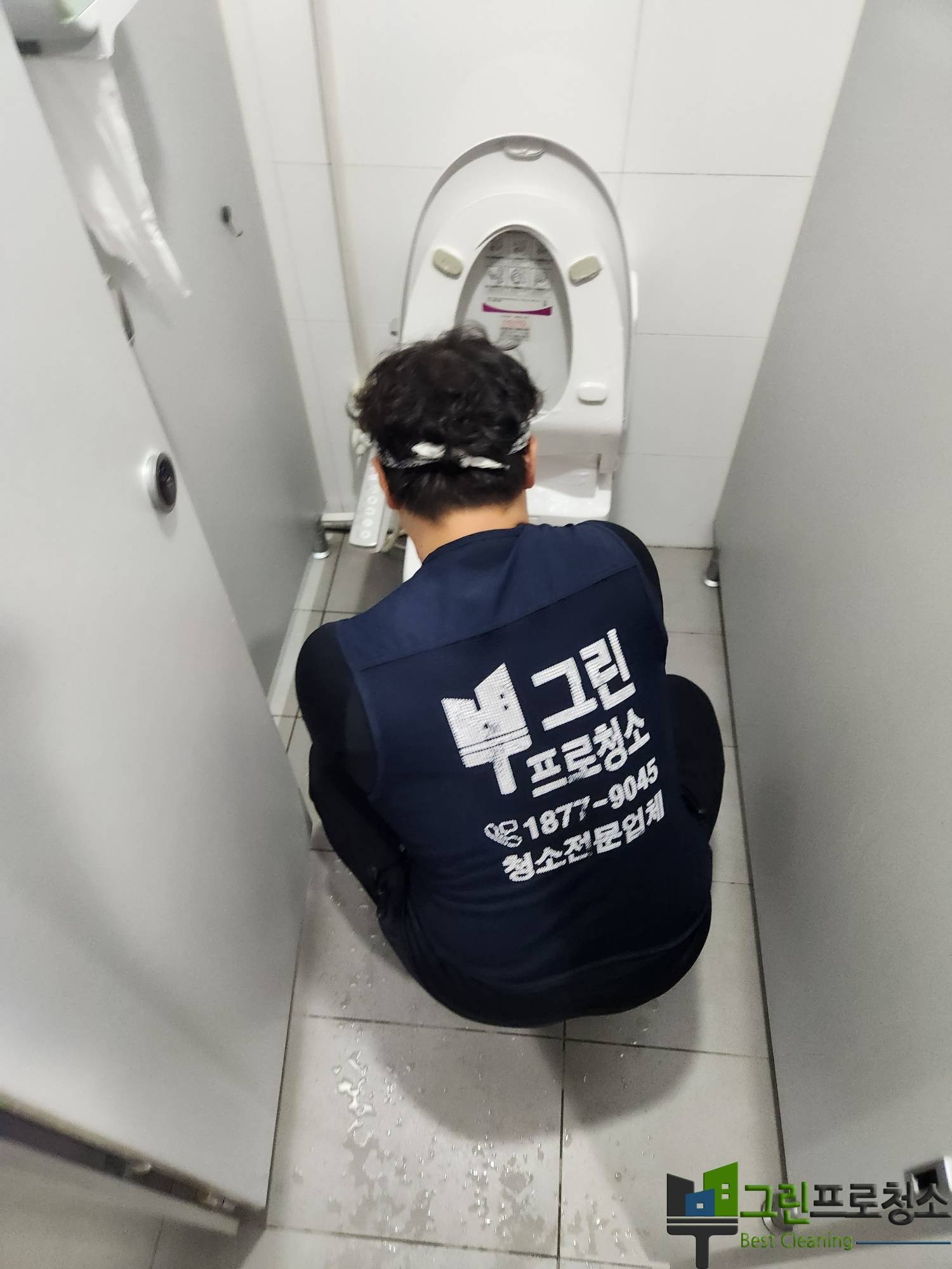 전문 인력에 의한 화장실 구석 청소 모습