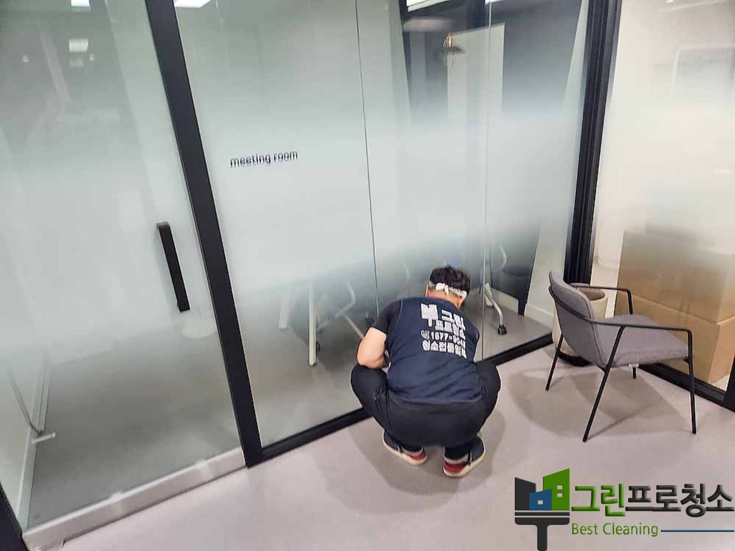 강의실 유리창 청소 모습