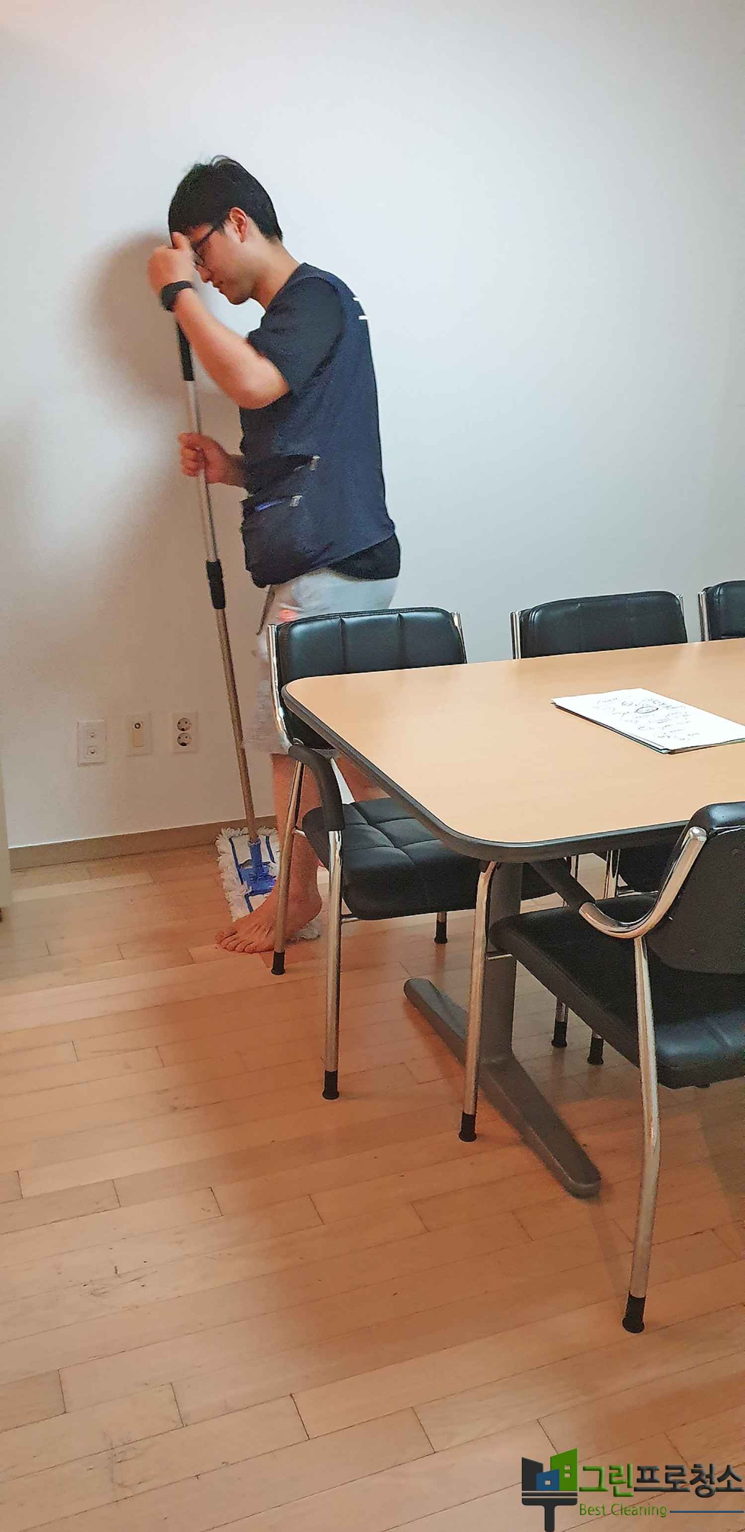 카페 청소 중 바닥 세정 모습