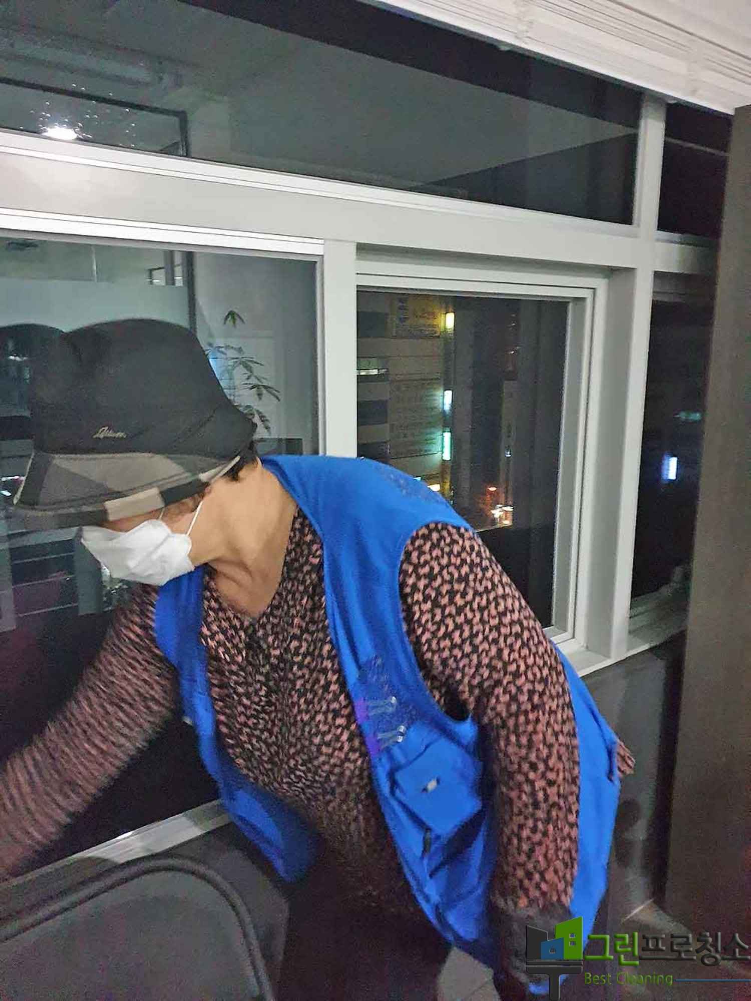 화장실 및 직원 공간 청소 장면