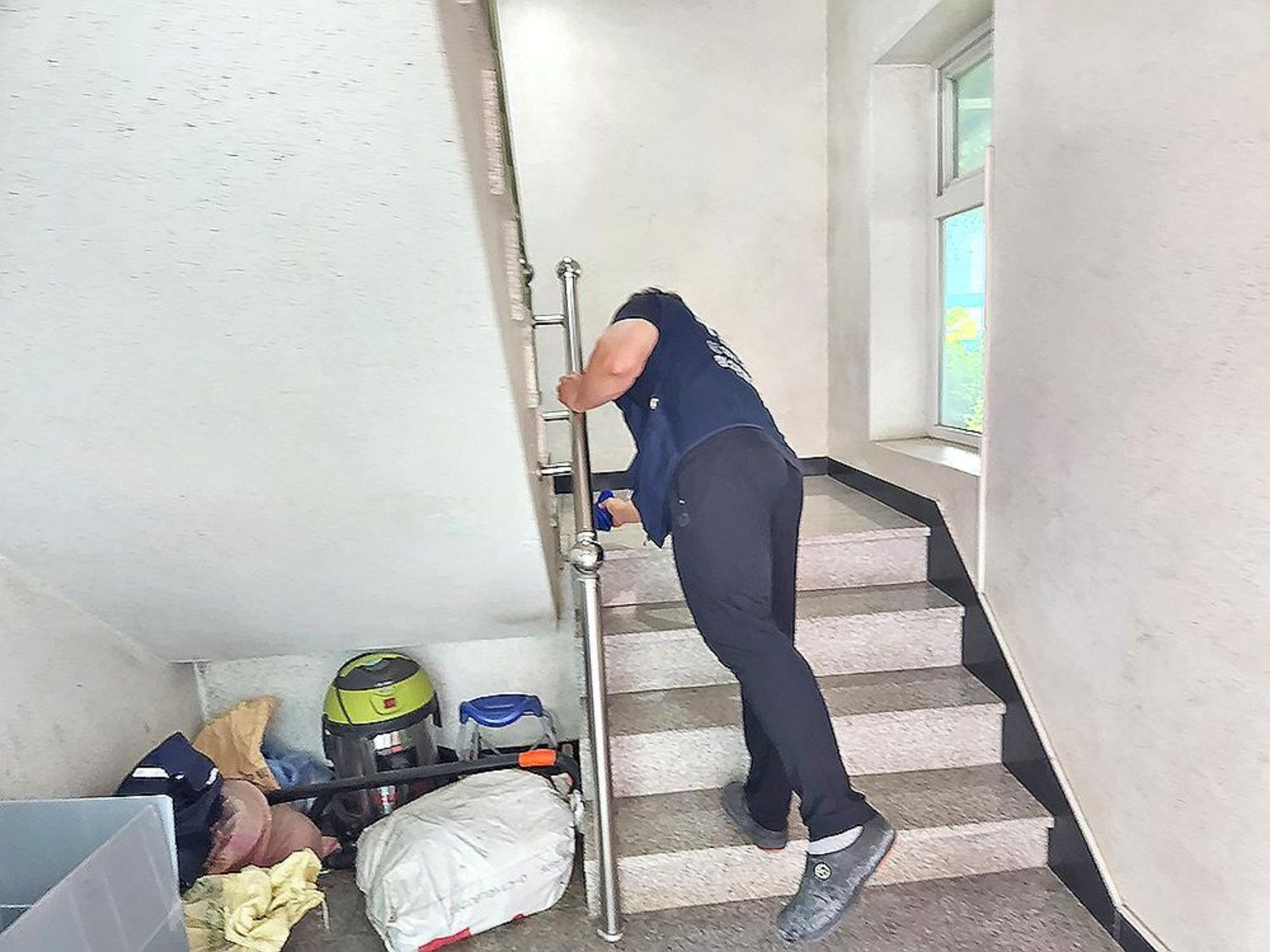 계단 모서리 청소 모습