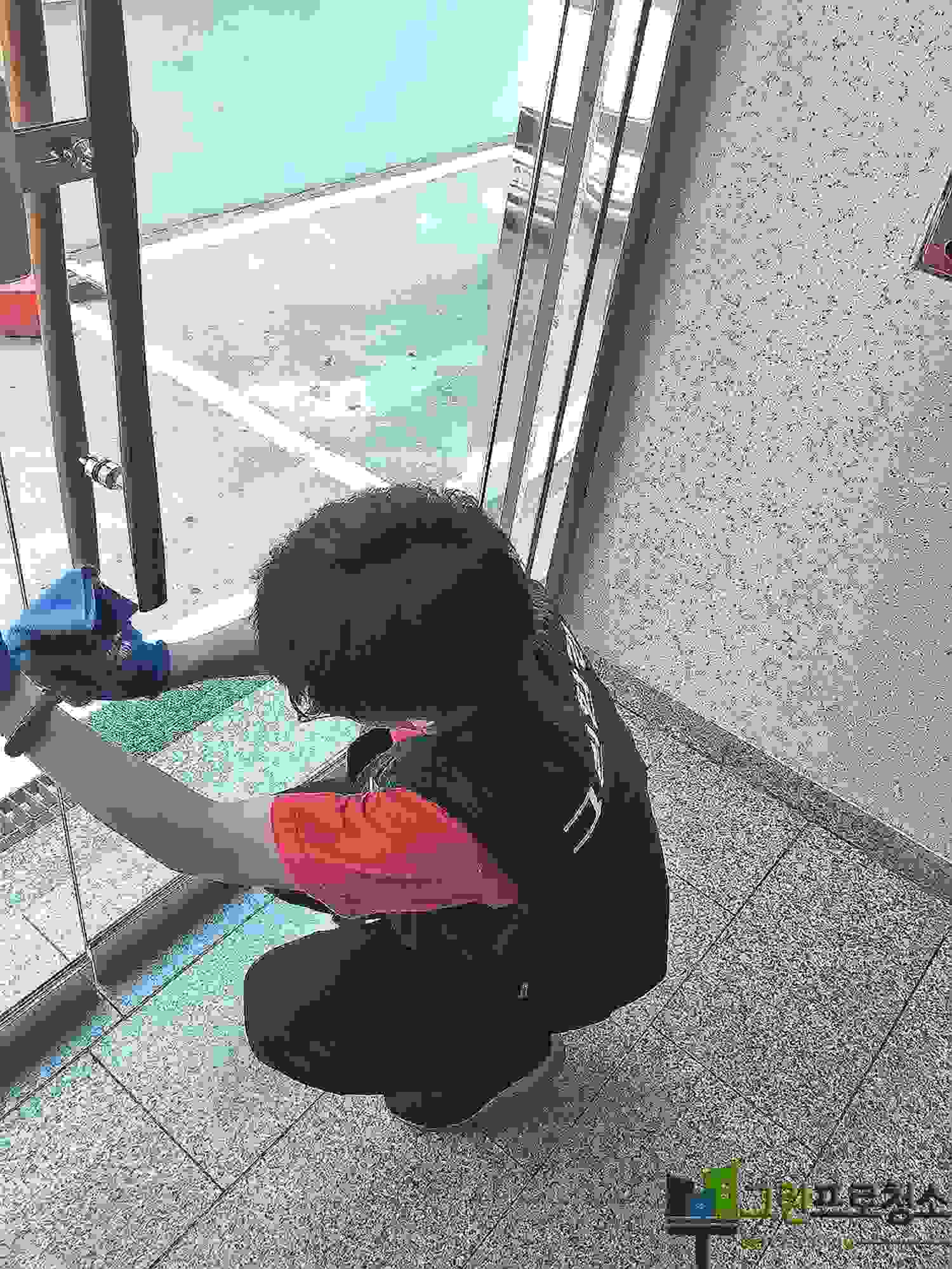 계단 구석 청소 모습