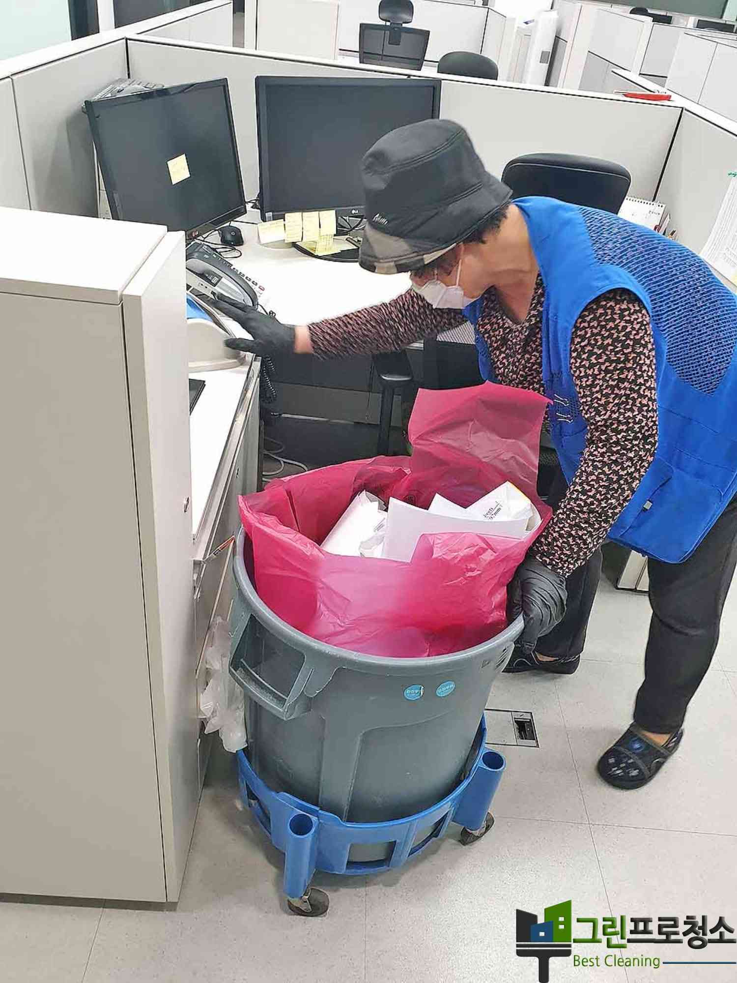 사무실 내 깨끗하게 정리된 휴게 공간