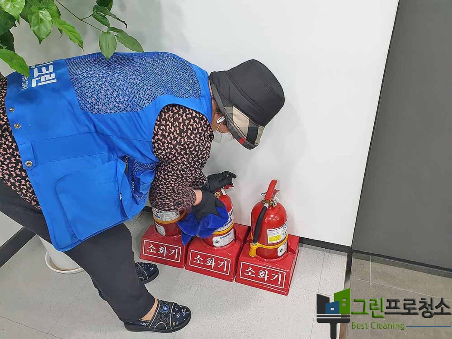 청소 도중 정리된 회의실 모습