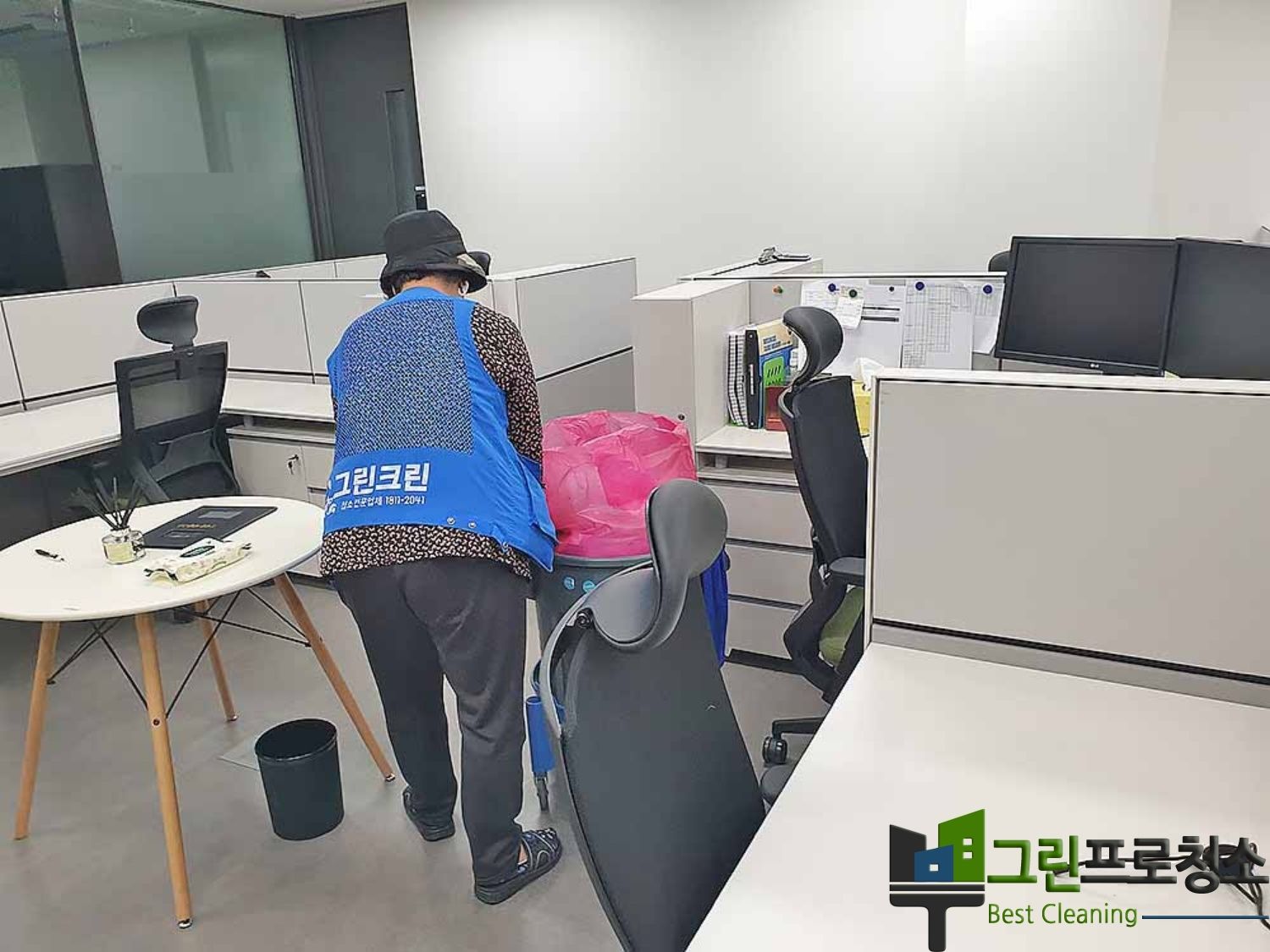 사무실 내부 클리닝 후 전체 모습