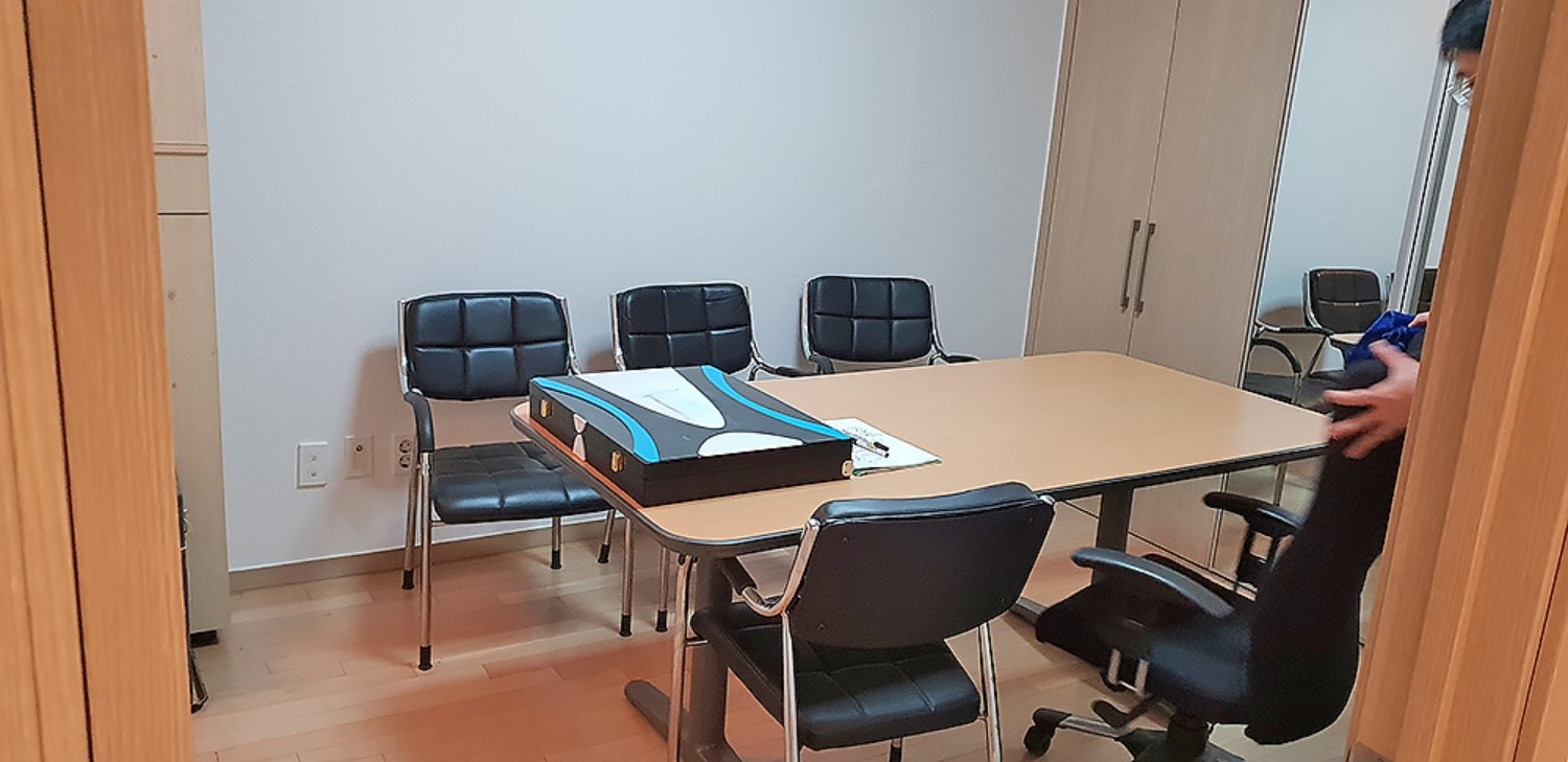 전문 청소 도구와 청소 요원