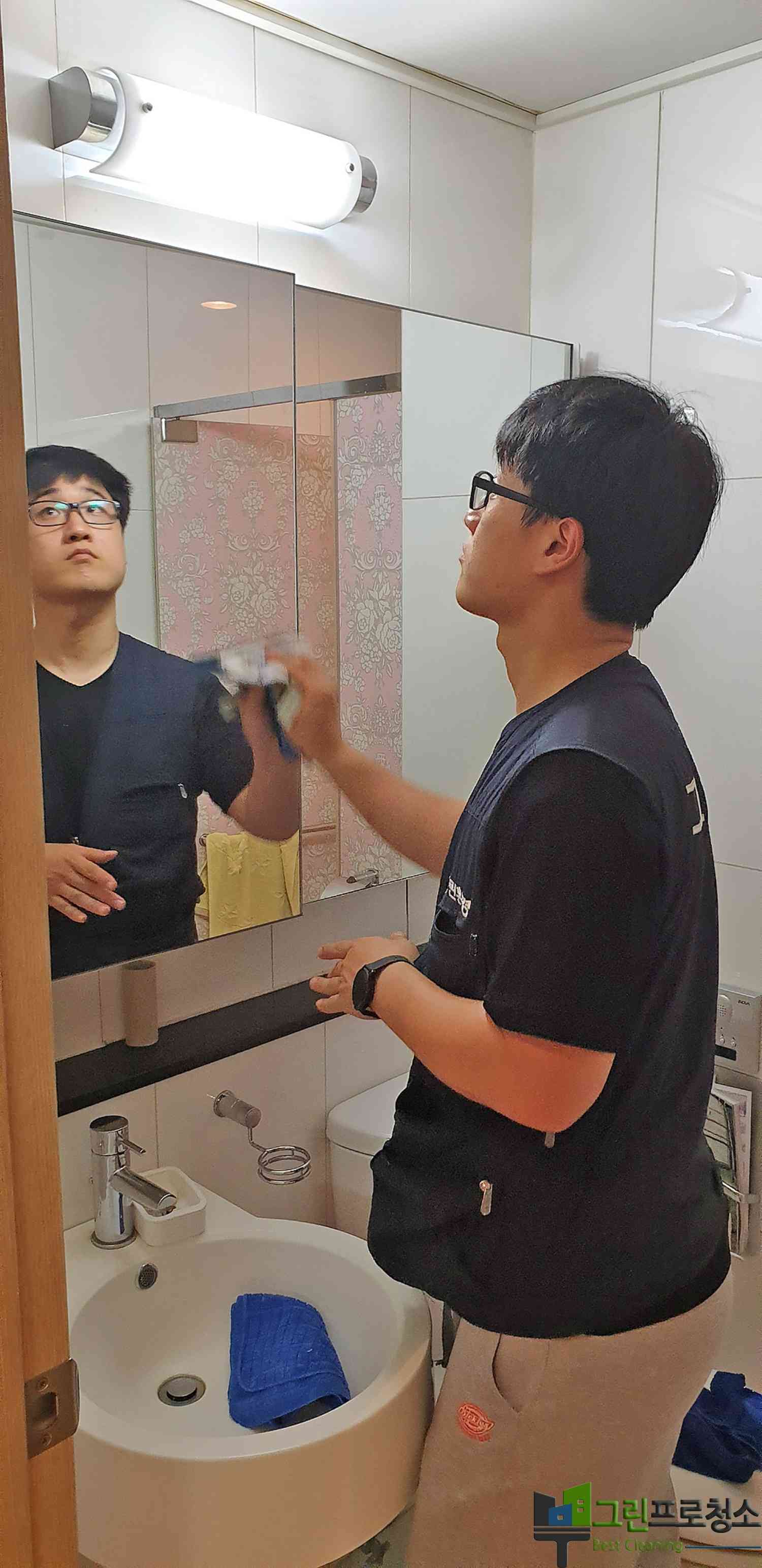 오피스 복도 청소 모습