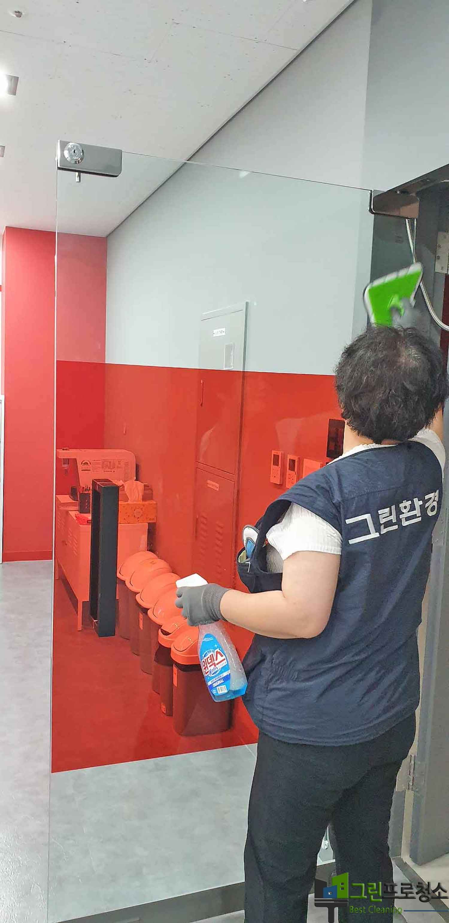 전문 도구를 활용한 바닥 청소