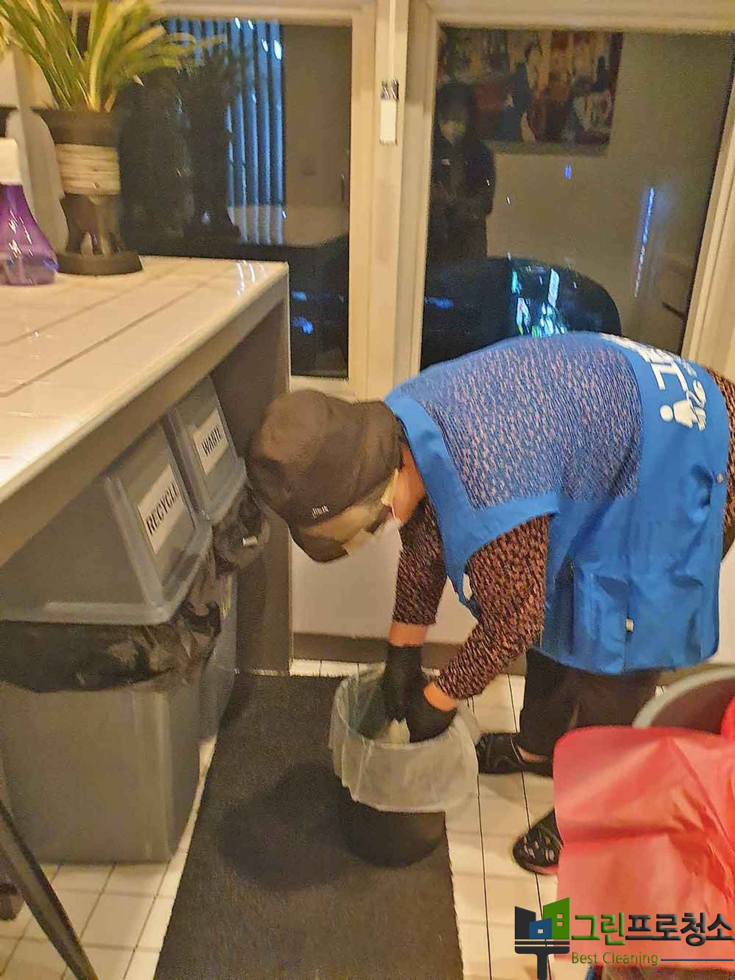창문틀 먼지 제거 사진