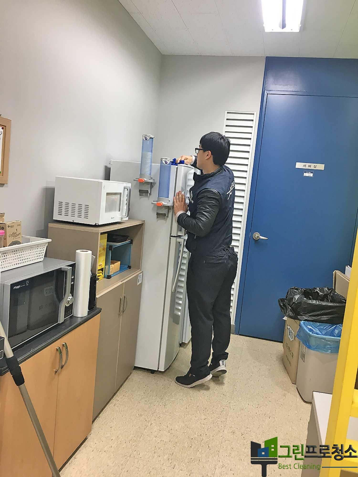 회의실 정리 중 청소 모습