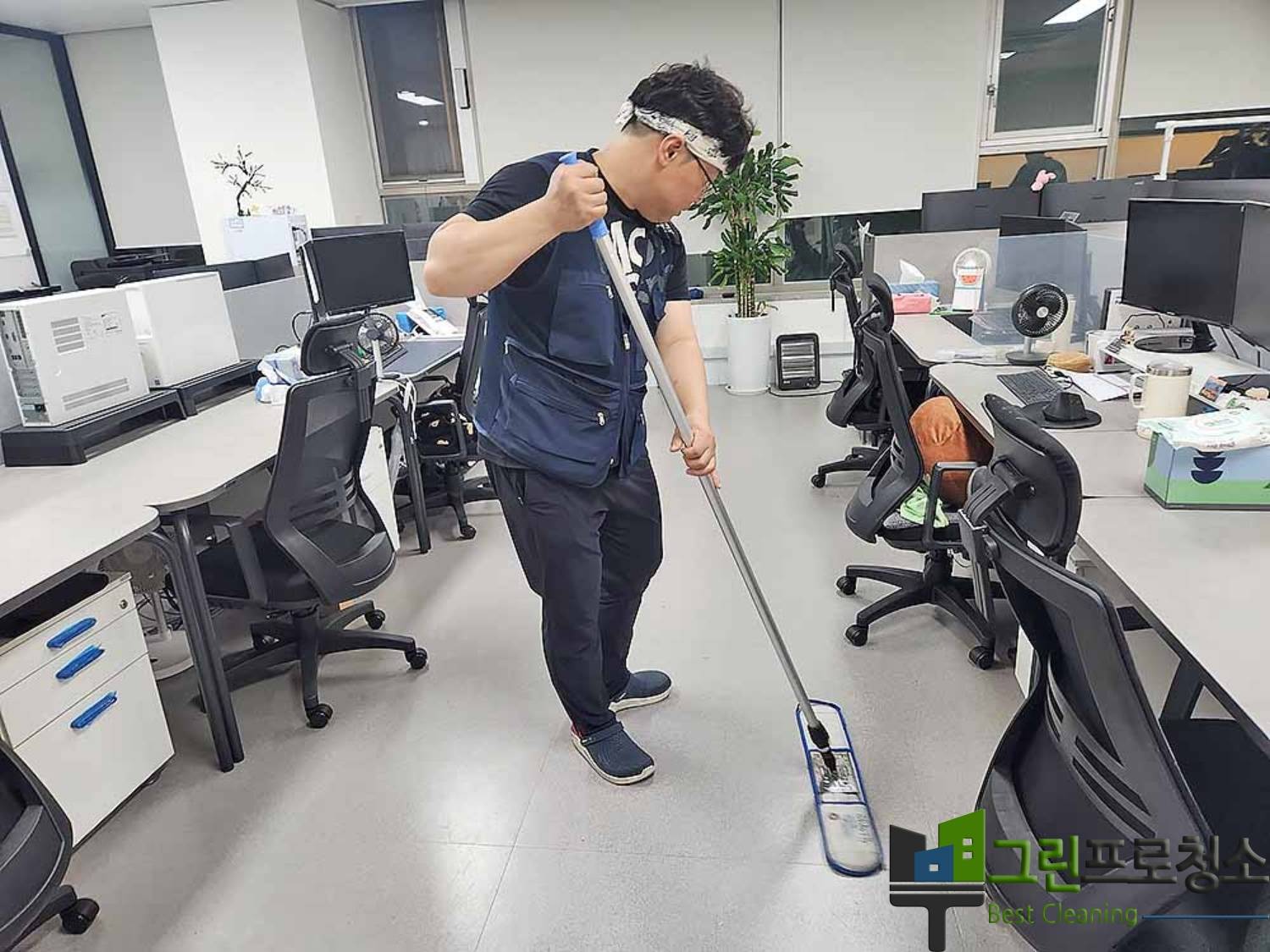 책상 및 OA기기 주변 먼지 제거