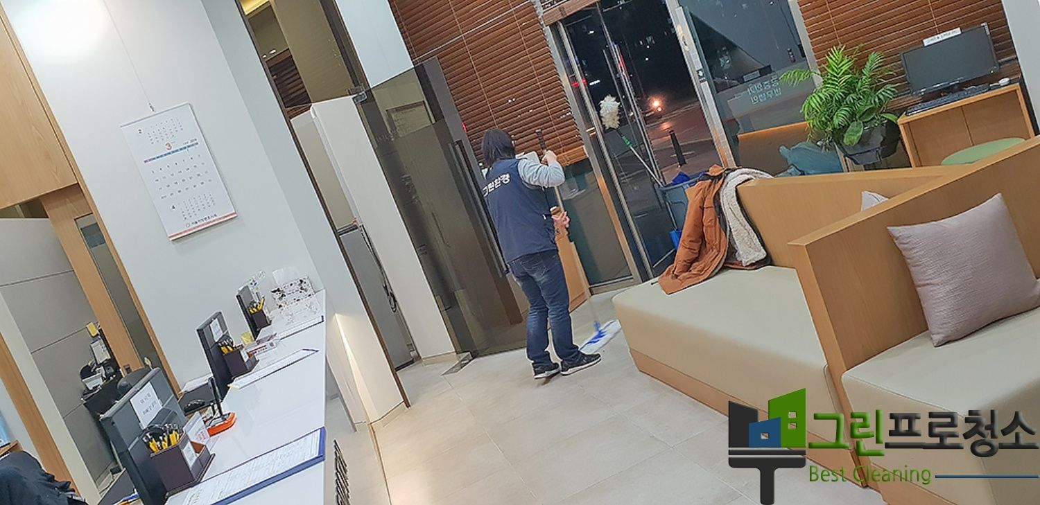 책상과 의자 정리 후 모습