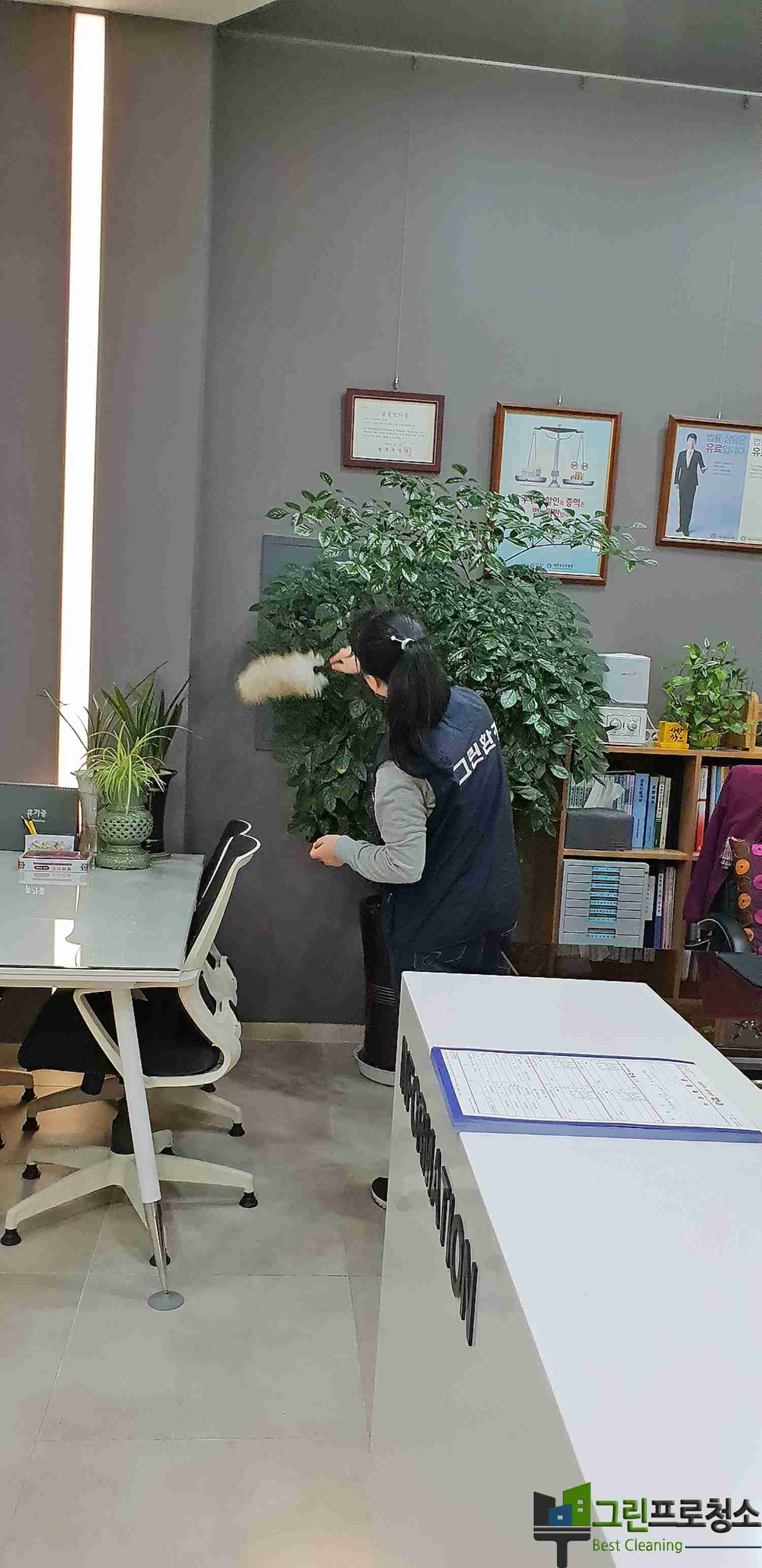 학원 내부 청소된 책상과 의자