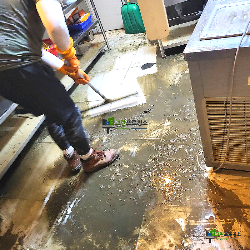 침수 피해 청소 작업중입니다.