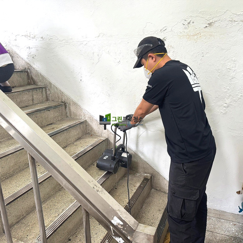 폴리싱(연마) 작업중입니다.