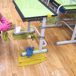 악취 및 오염 제거 작업중입니다.