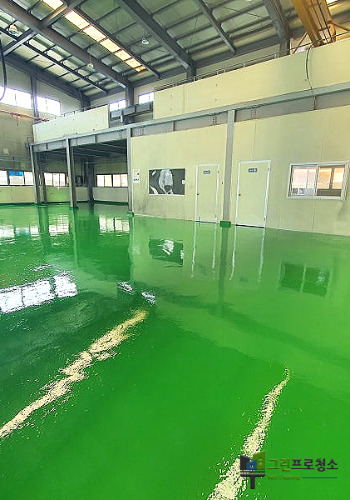 에폭시바닥 시공 하는 중입니다.