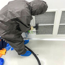 바닥 청소 및 살균  작업중입니다.